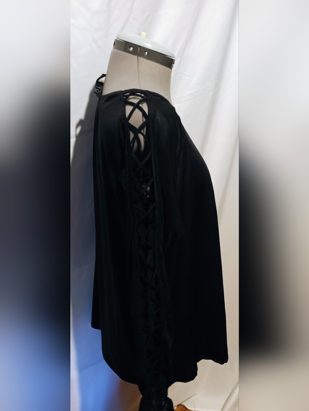 🥬Forever 21 Plus Size Black Lattice Sleeve Top With Mesh On The Sleeve– Size 3X - Picture 3 of 13
